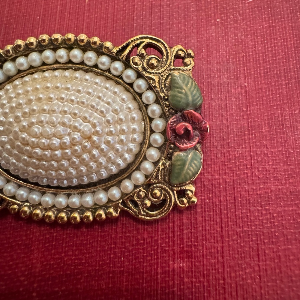 Vintage Faux Pearl Rose Detail Gold-Tone Filigree Brooch - Picture 8 of 10